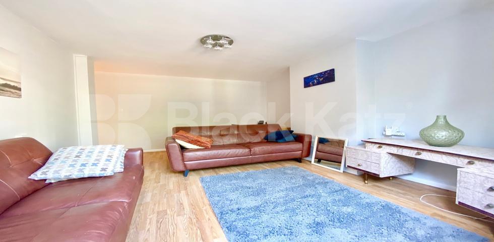 			3 BEDROOM APARTMENT WITH PATIO!, 3 Bedroom, 1 bath, 1 reception Apartment			 King Henrys Walk, DALSTON N1